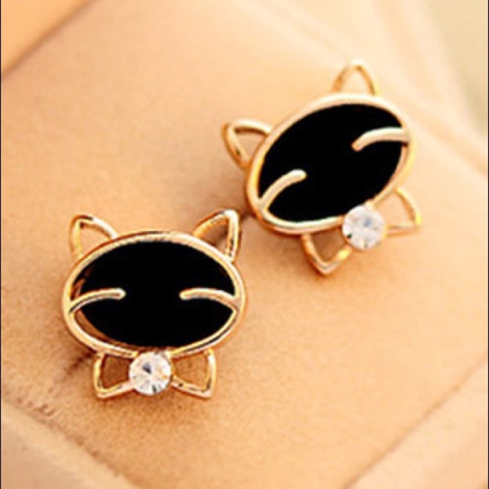 Cat stud earrings 🐱
